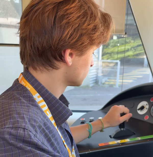 Personne conduisant un tram sur voie d'essai à Gières