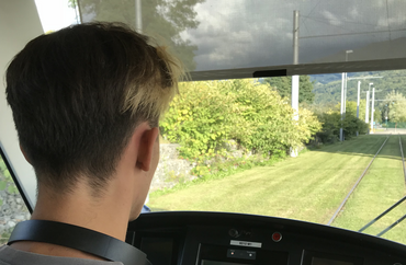 Personne conduisant un tram sur voie d'essai à Gières